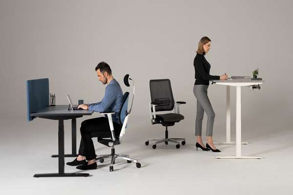 Fotel obrotowy, biurko: urządzamy home office